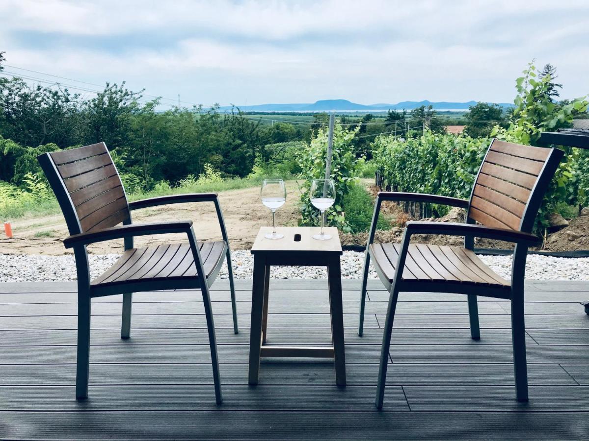 Wine & Space Lodge At Lake Balaton Балатонлелле Экстерьер фото